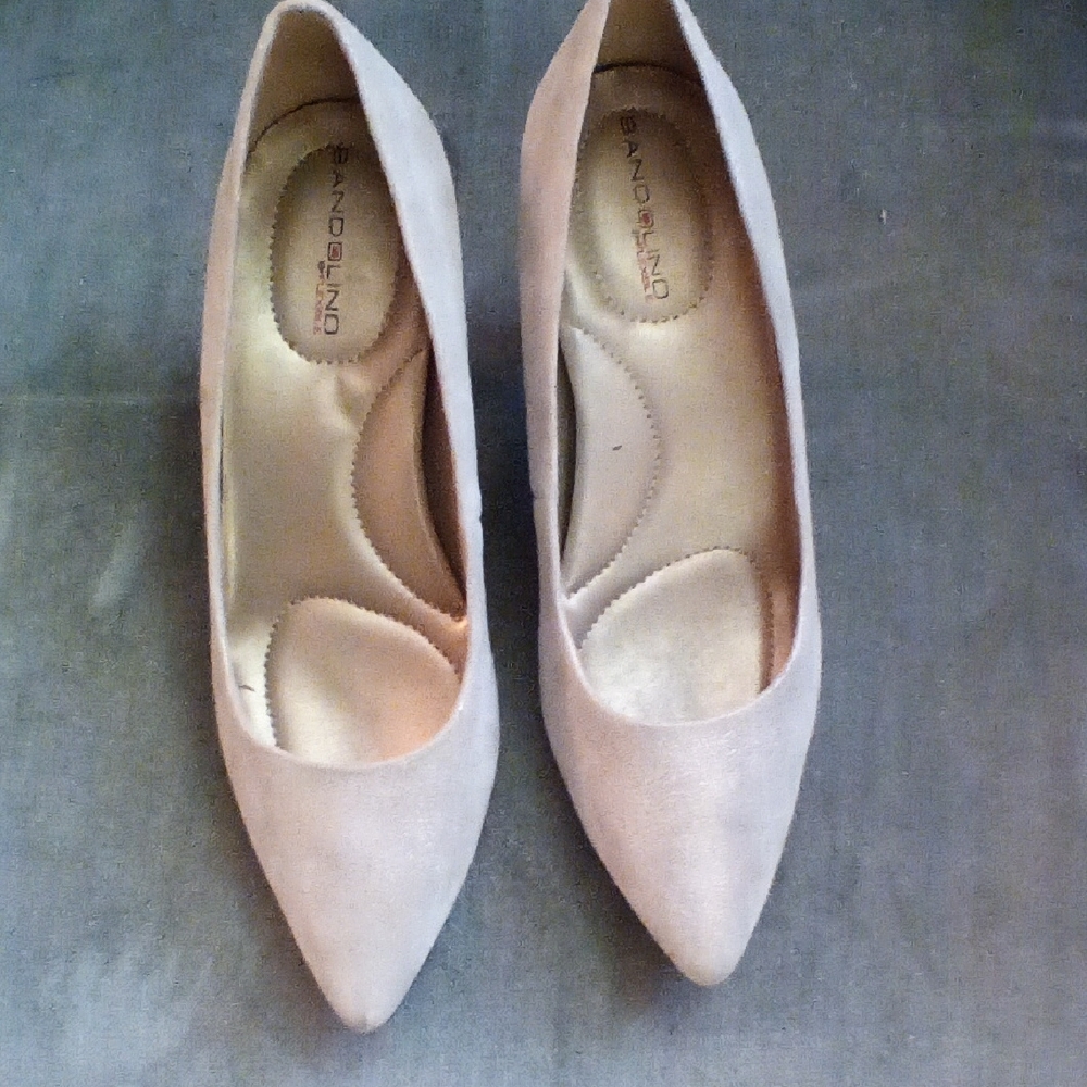 Bandolino Cream Heels with Pointed Toe and Cushioned Insoles